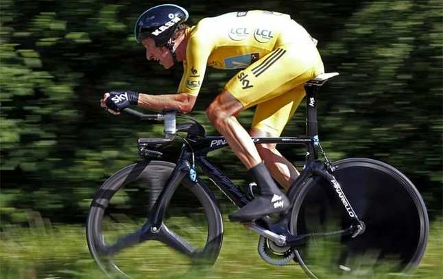 Wiggins en una crono del Tour. ¿Cómo será su bici para el record de la hora?