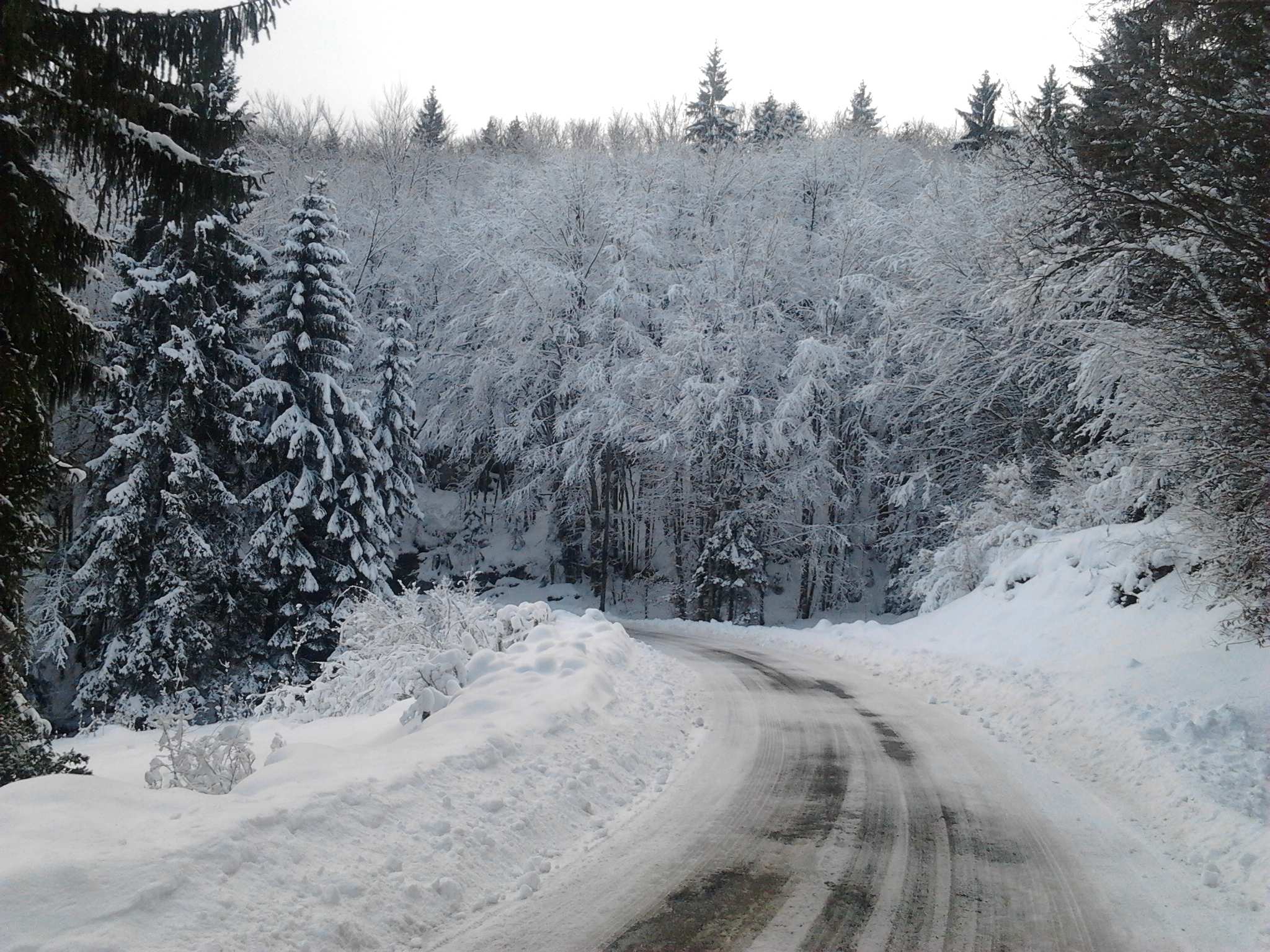 Carretera con hielo y nieve