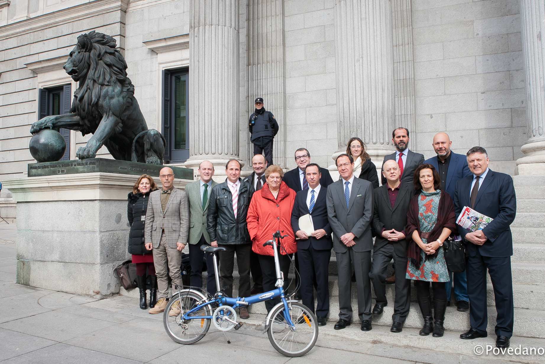 Imagen Grupo Interparlamentario de la Bicicleta en la puerta del Congreso