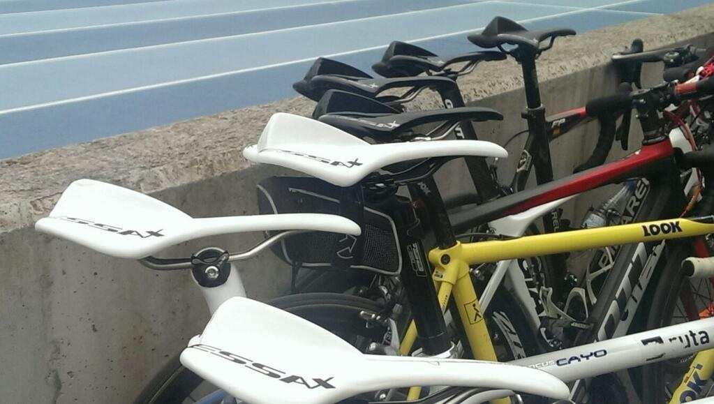 Varias bicicletas con el sillín Essax Shark 