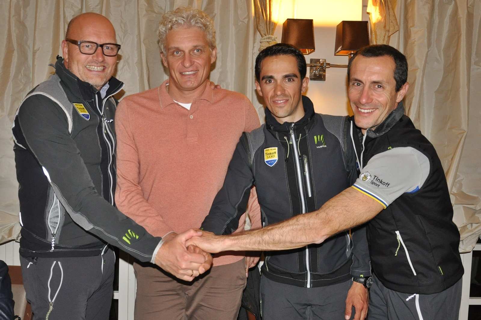 Bjarne Riis, Manager de Tinkoff-Saxo Manager, Oleg Tinkov, capo y dueño de Tinkoff-Saxo, Alberto Contador y Stefano Feltrin, CEO de Tinkoff-Saxo 