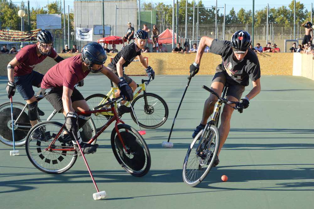 Jugadores de Bikepolo en plena acción