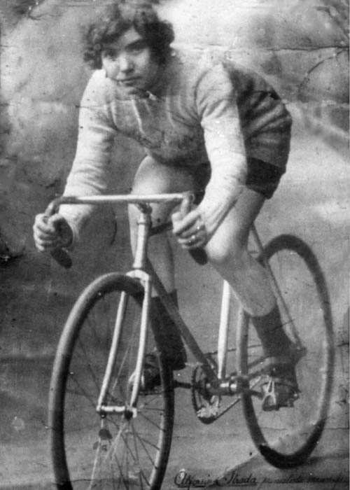 Alfonsina Strada con su bicicleta