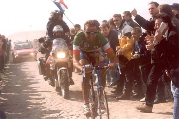 Tafi en los adoquines de la Roubaix de 1999