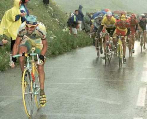 Pantani en uno de sus ataques más recordado a Ullrich en el Galiber